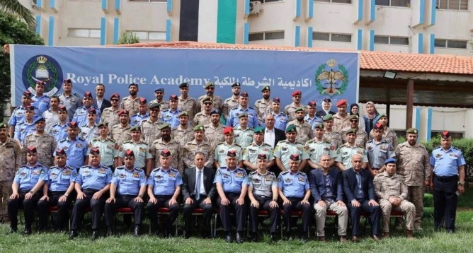 وزير الداخلية يلتقي طلبة الماجستير في أكاديمية الشرطة الملكية لمناقشة التحديات الأمنية الراهنة