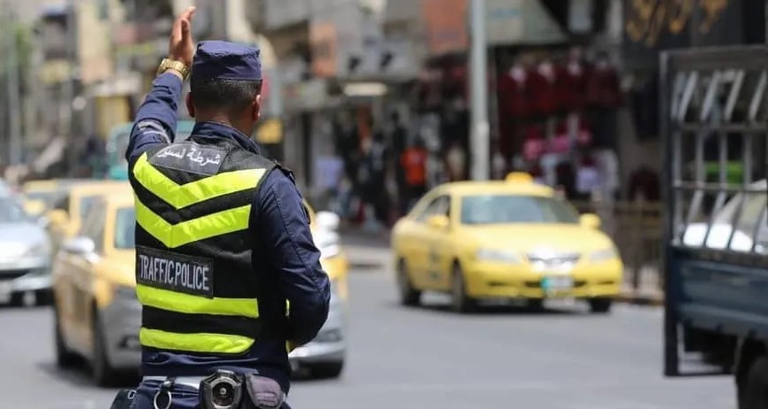 تعطل مركبة شحن يتسبب بتباطؤ السير قرب مخرج نفق الشعب