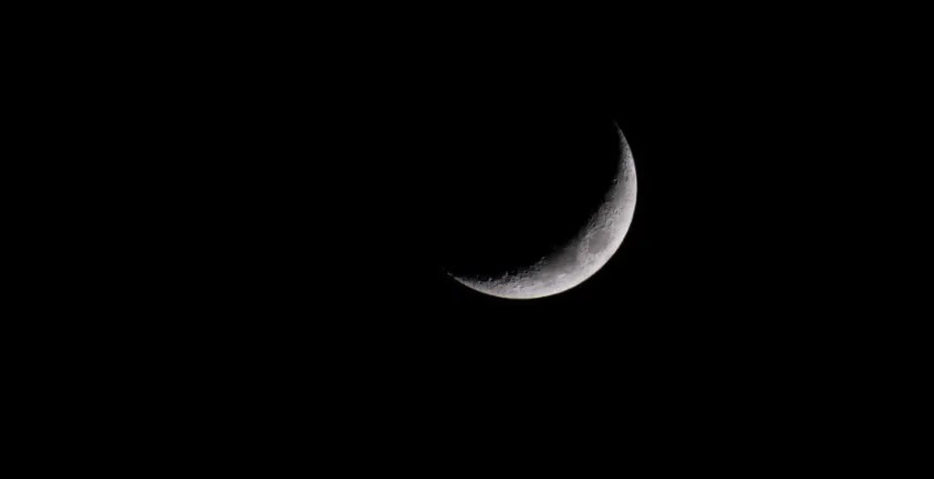 مركز الفلك الدولي ينشر أول صورة لهلال شهر ذو الحجة من أبو ظبي