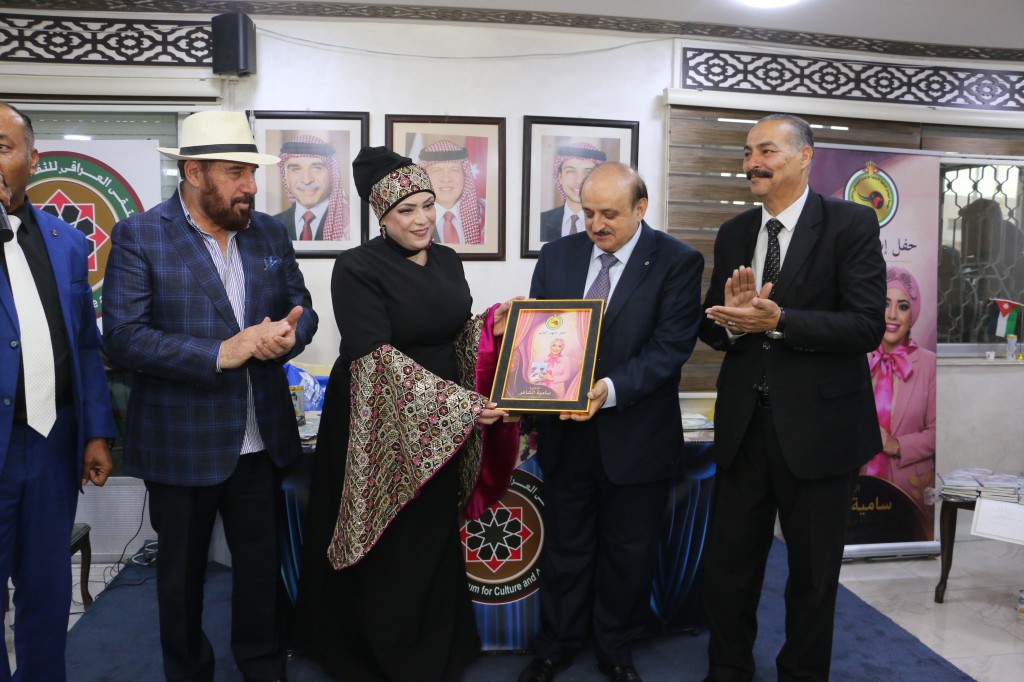 عوجان يرعى اشهار كتاب يوميات سامية