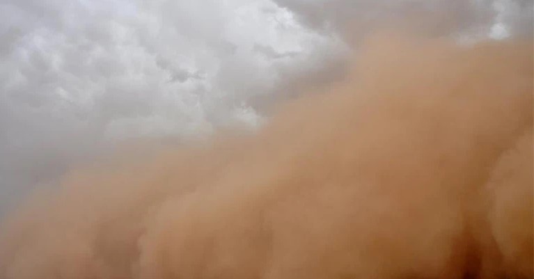 طقس مغبر ورياح قوية الاثنين وتحذيرات من تدني الرؤية في عدة مناطق