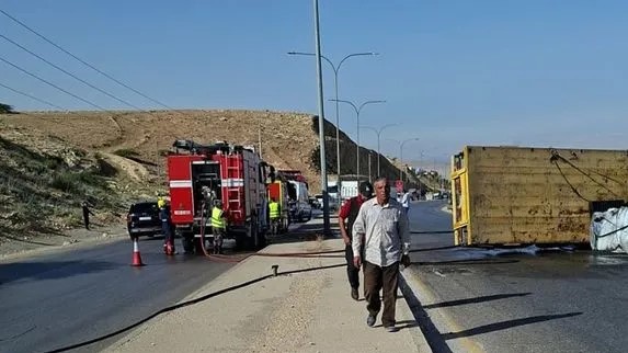 انقلاب شاحنة واشتعال حمولتها يتسببان بأزمة مرورية على طريق البحر الميت