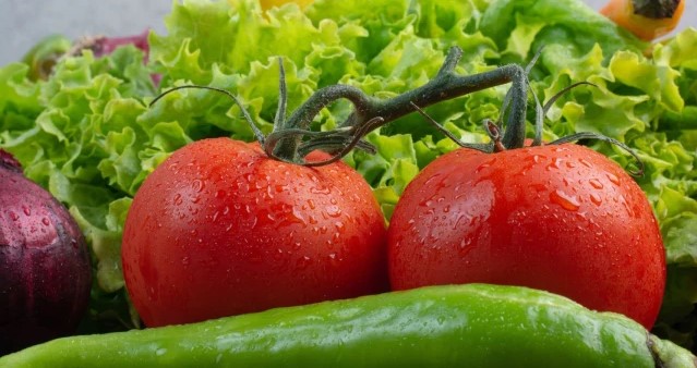 أسعار الخضار والفواكة في السوق المركزي اليوم