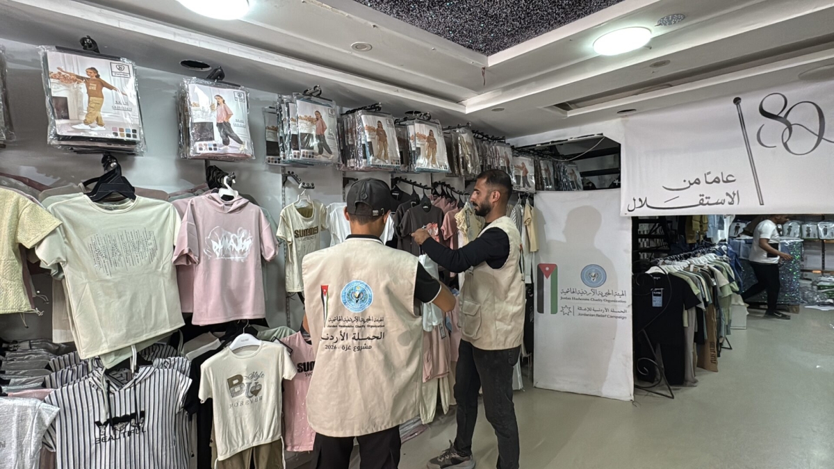 الخيرية الهاشمية والحملة الاردنية توزعان كسوة العيد بغزة