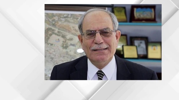قال أمين عام اللجنة الملكية لشؤون القدس عبدالله كنعان، إن عيد الأضحى المبارك يحل هذا العام في ظل ما يتعرض له الشعب الفلسطيني في القدس وقطاع غزة وسائر الأراضي الفلسطينية المحتلة من جرائم إبادة وتطهير عرقي ودمار واسع، واقتحامات متواصلة للمستوطنين بحق المقدسات الإسلامية والمسيحية.   وأضاف كنعان أن عيد الأضحى، الذي يأتي فرحا بأداء فريضة الحج وفي شهر حرم الله فيه الاقتتال وسفك الدماء، بات عند أهلنا في فلسطين عنوانا للصمود والرباط في مواجهة القتل والأسر والتهجير والاستيطان، إلى جانب الاعتداءات المتكررة على المسجد الأقصى المبارك وكنيسة القيامة.  وأشار إلى أن ما يتعرض له الفلسطينيون يطرح تساؤلات أمام المجتمع الدولي ووسائل الإعلام والمنظمات الحقوقية والإنسانية حول كيفية استقبال العيد من قبل شعب فقد أبناءه ومنازله ومدنه جراء العدوان الإسرائيلي المتواصل.  وأكد أن اللجنة الملكية لشؤون القدس، ومع حلول عيد الأضحى المبارك، تجدد دعوتها للمجتمع الدولي لتحمل مسؤولياته القانونية والأخلاقية، والعمل على وقف العدوان الإسرائيلي وإنهاء الاحتلال، وإلزام إسرائيل بالامتثال لقرارات الشرعية الدولية المتعلقة بالقضية الفلسطينية، بما يضمن حق الشعب الفلسطيني في تقرير مصيره وإقامة دولته المستقلة وعاصمتها القدس الشرقية على حدود الرابع من حزيران عام 1967.  وبين كنعان أن للقدس والحج وعيد الأضحى ارتباطا تاريخيا وحضاريا عريقا، حيث درج الحجاج بعد أداء مناسك الحج على شد الرحال إلى المسجد الأقصى المبارك طلبا للأجر والثواب، لافتا إلى أن هذه الزيارات شهدت ازديادا بعد تحرير القدس على يد القائد صلاح الدين الأيوبي، وما رافق ذلك من توسع في إنشاء الزوايا والخوانق لاستقبال الحجاج والزائرين.   وأشار إلى أن الوصاية الهاشمية على المقدسات الإسلامية والمسيحية في القدس تواصل دورها في حماية المقدسات وتعزيز صمود المقدسيين والحفاظ على الهوية العربية والإسلامية للمدينة المقدسة، من خلال العديد من المبادرات والمشاريع الهاشمية، ومنها الكرسي المكتمل لدراسة فكر الإمام الغزالي عام 2012، ووقفية المصطفى لختم القرآن الكريم عام 2022، إضافة إلى مبادرة الوقف الهاشمي للقدس التي أطلقها سمو الأمير الحسن بن طلال بمباركة ملكية.