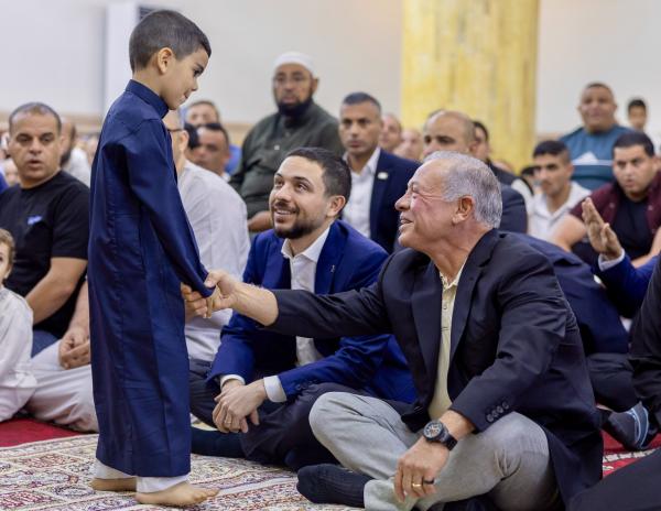 الملك وولي العهد يؤديان صلاة العيد في بالعقبة