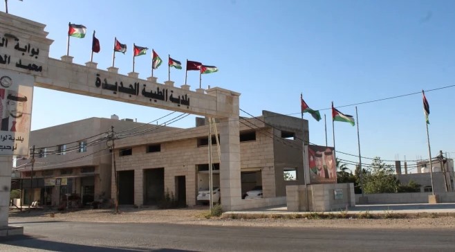 بلدية الطيبة تدعو أصحاب حظائر الأضاحي لإزالة المخلفات وتنظيف المواقع