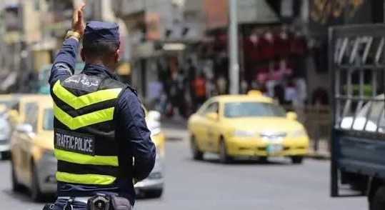 اصطدام مركبة بحاجز حديدي يتسبب بأزمة سير في وادي الرمم