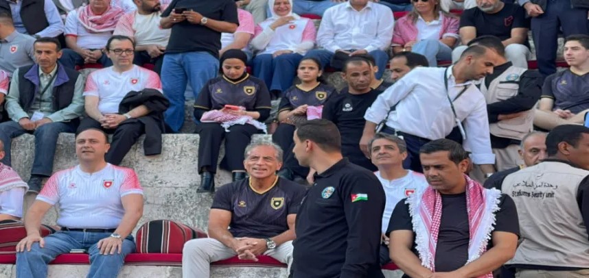 رئيس الوزراء يتابع مباراة النشامى والنمسا بين الجماهير في المدرج الروماني