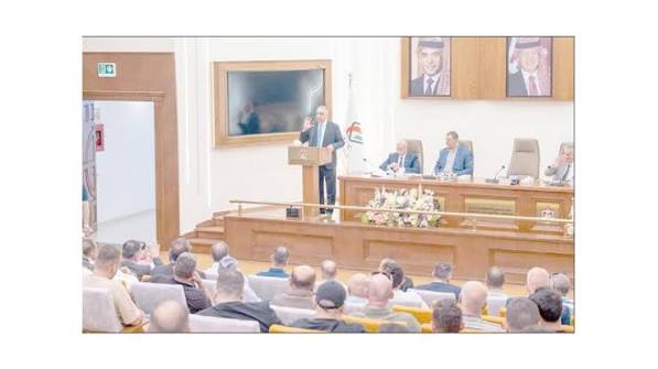 مستثمرو السيارات في الحرة.. معاناة تزداد بعد عام من زلزال القرارات الحكومية