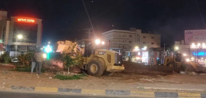 بلدية إربد تبدأ أعمال إزالة ميدان الثقافة لتركيب إشارة ذكية