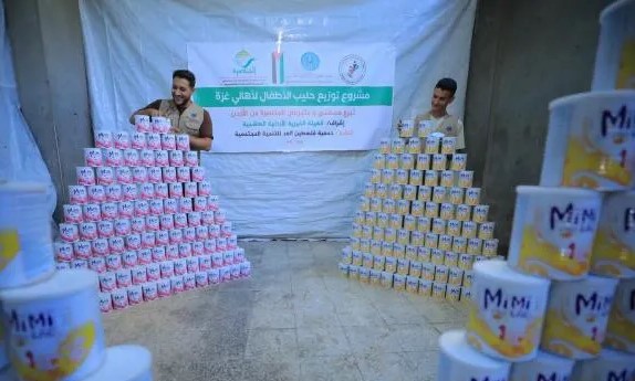 الهيئة الخيرية الهاشمية توزع 3000 علبة حليب أطفال على عائلات في غزة