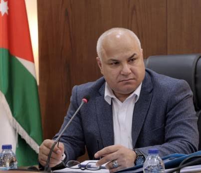 فضيحة حكومية.. رئيس الوزراء يطالب وزير العم بالاستقالة بعد احالة عطاء لوزارته على إبنه