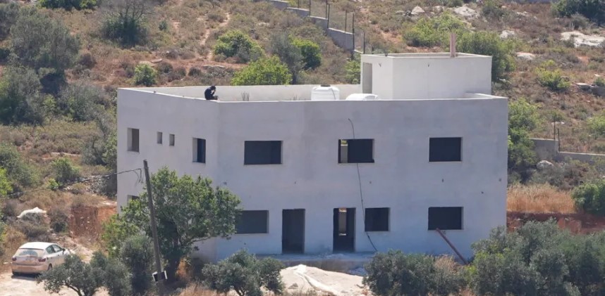 مستوطنون يستولون على منزل فلسطيني قيد الإنشاء في الضفة الغربية