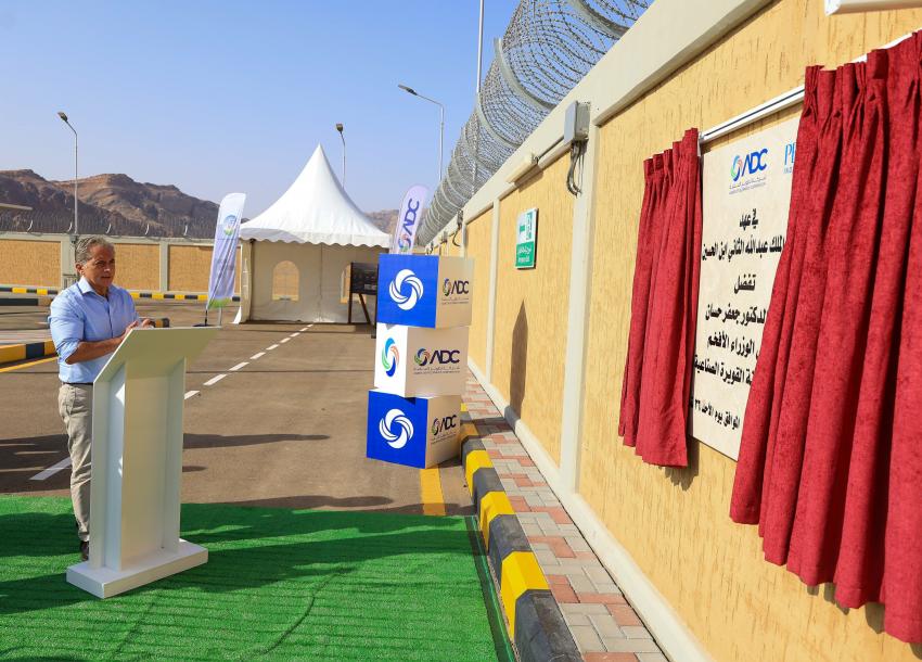 رئيس الوزراء يفتتح محطتين للغاز الطبيعي في العقبة