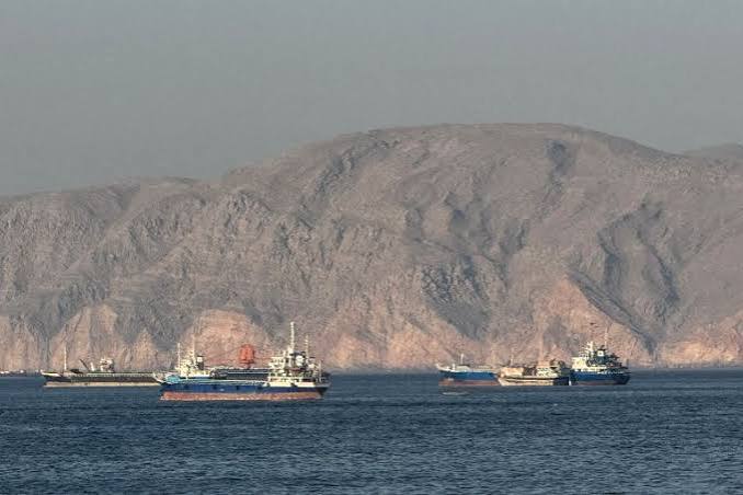 إيران تعلن إحراز تقدم بمحادثاتها مع عُمان بشأن هرمز
