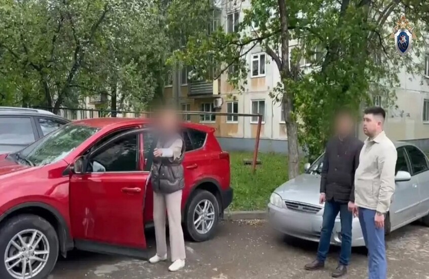 نجت من 9 طعنات.. أجنبي يعود إلى روسيا ويتنكر بزي نسائي لقتل طليقته