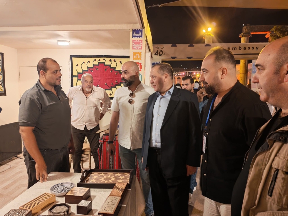 بني ياسين يزور جناح السفارات ويلتقي ممثلي الجمعيات في مهرجان جرش