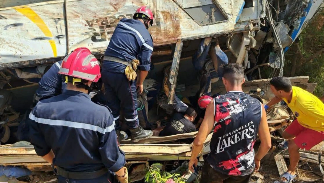 وفاة 25 شخصًا إثر انقلاب حافلة في الجزائر