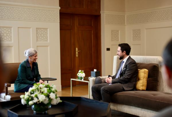 ولي العهد يستقبل السيناتور الأمريكية جوني إرنست ويؤكد ضرورة خفض التصع