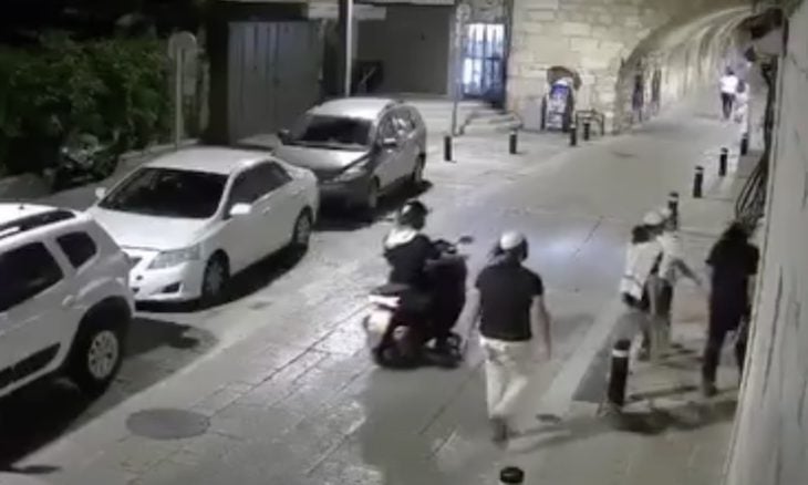 مستوطنون إسرائيليون يعتدون على كنيسة بالقدس ويبصقون على مدخلها