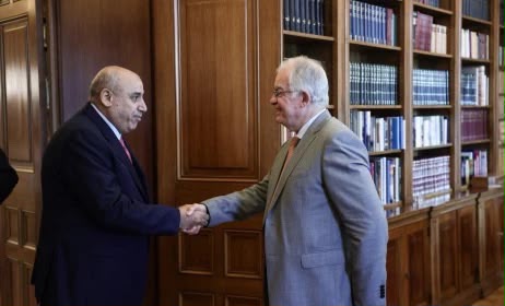 القاضي ينقل تحيات الملك إلى الرئيس اليوناني
