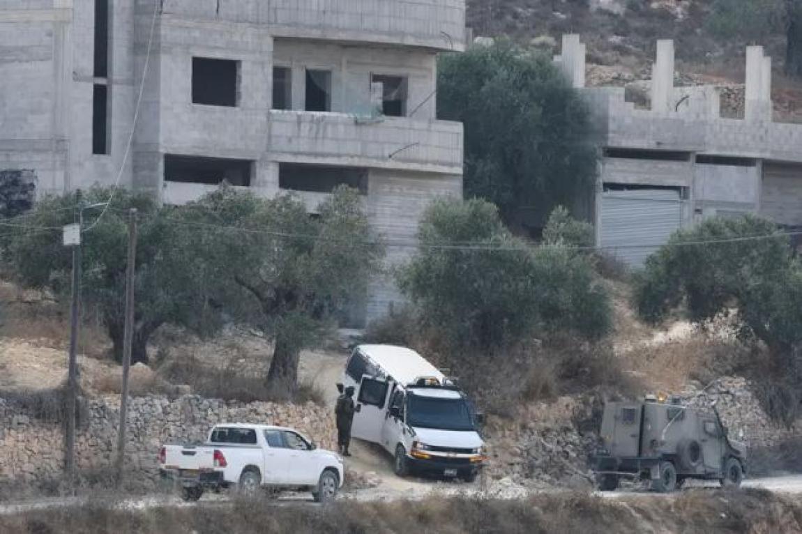 تصعيد الضفة .. اقتحامات واعتقالات ومستوطنون يحرقون مسجداً