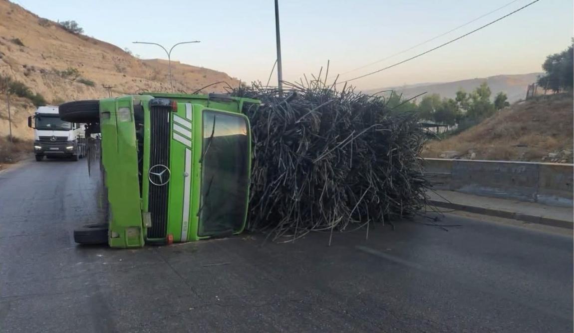 تدهور شاحنة ديانا على طريق العدسية يغلق مسربا