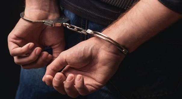 مدعي مكافحة الفساد يوقف موظفين اثنين بتهمة فساد