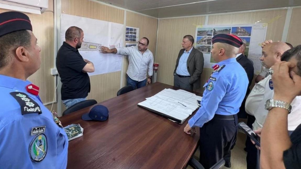 وزير الداخلية يتفقد جسر الملك حسين