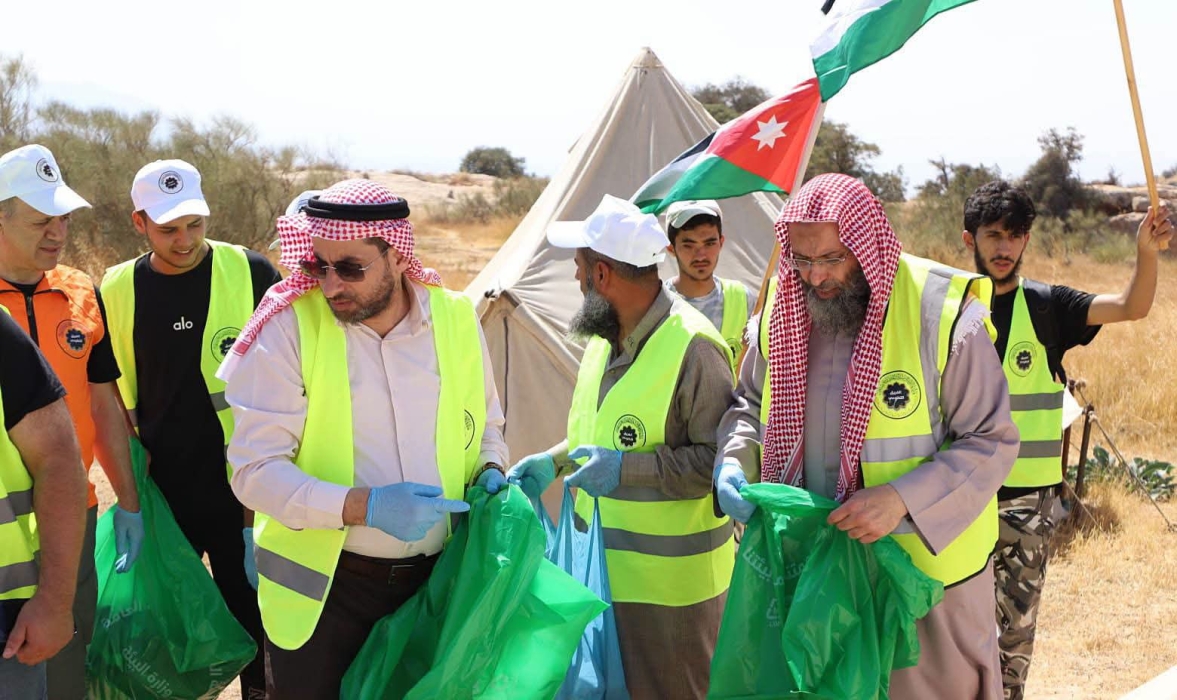 من التوجيه إلى القدوة.. أمين عام الأوقاف يشارك طلبة تحفيظ القرآن الكريم تنظيف ضانا
