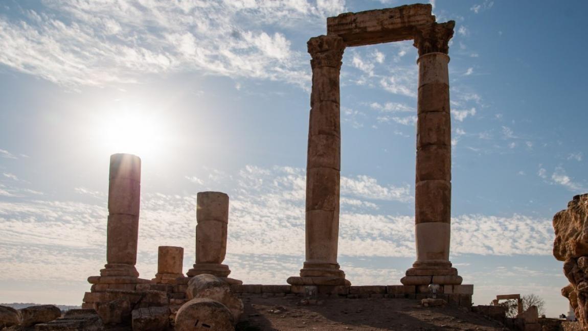 طقس معتدل الاثنين وانخفاض ملموس وزخات مطرية الثلاثاء
