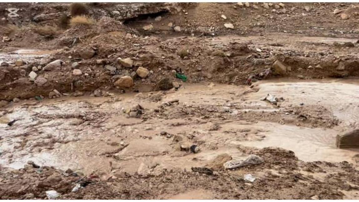 إنقاذ شخصين جرفتهما سيول الرويشد .. والبحث عن ثالث