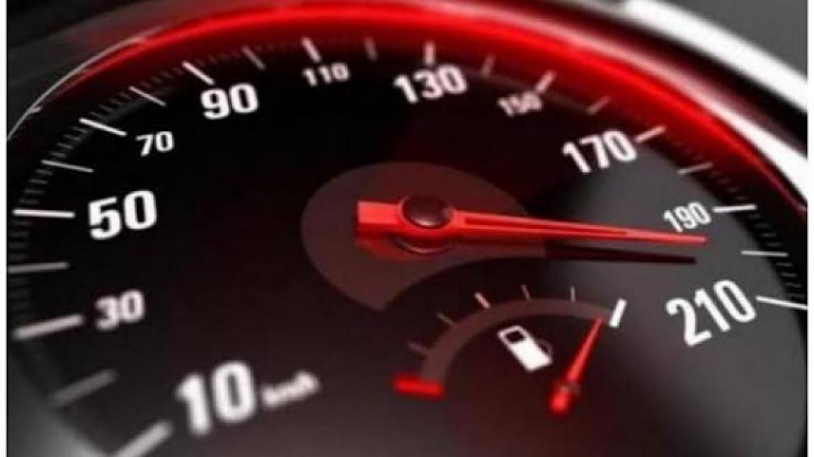 ضبط مركبة تسير بسرعة 210 كمساعة على طريق الأزرق