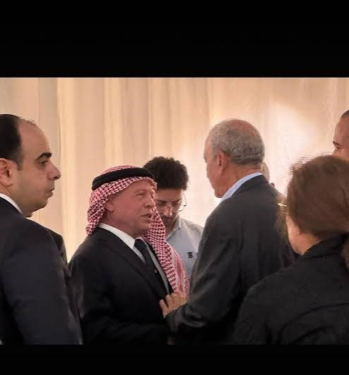 الملك في بيت عزاء الشهداء ببلدة حمود الكرك