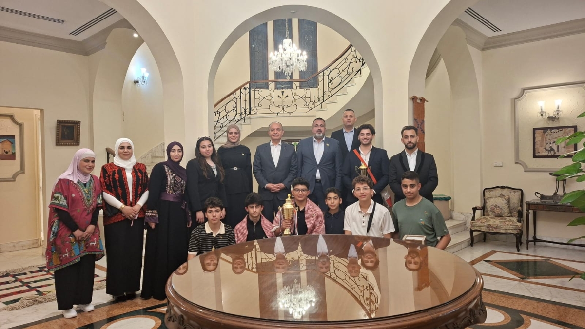 السفير العضايلة يستقبل شباباً أردنيين فازوا بمنافسات المنتدى الأفروآسيوي للابتكار والتكنولوجيا