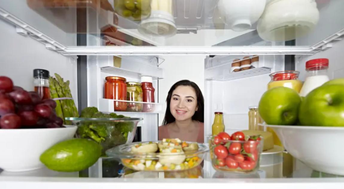 تفتح الثلاجة كل ليلة دون جوع؟ .. حيلة بسيطة قد توقف هذه العادة